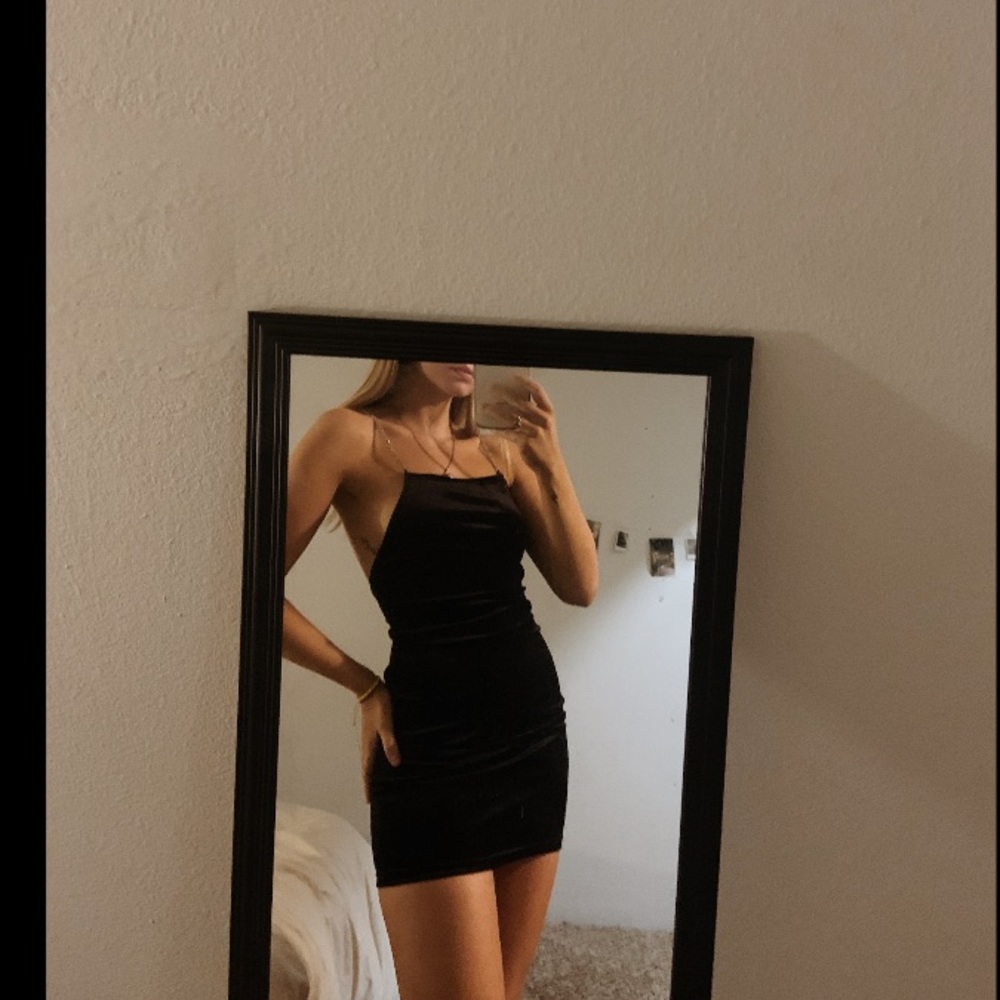 BLACK DRESS W GLITTER DETAILS🖤